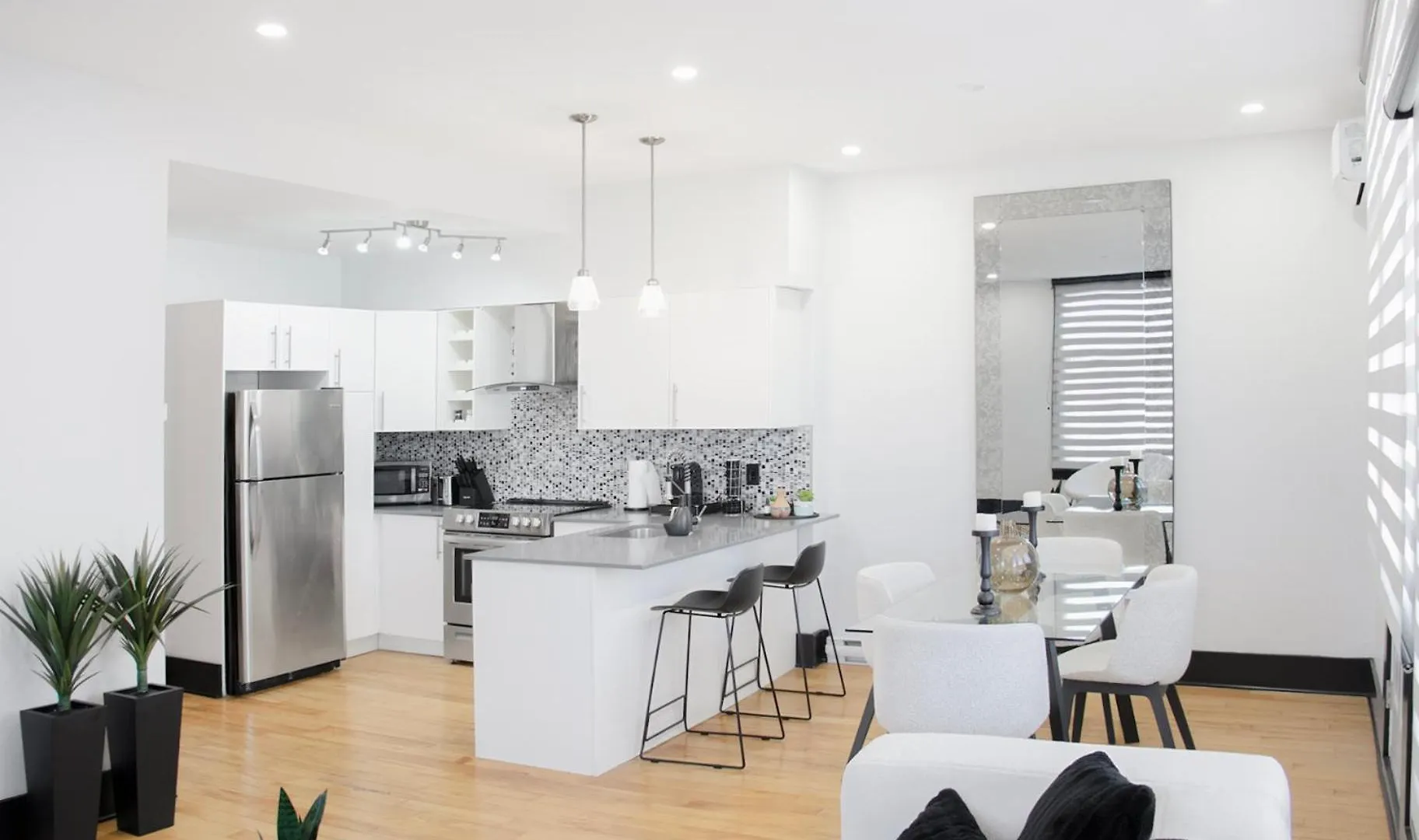 דירה Chic 1-Bedroom Retreat In Montreal'S Vibrant Plateau Mont-Royal Area - Apt 3 קנדה